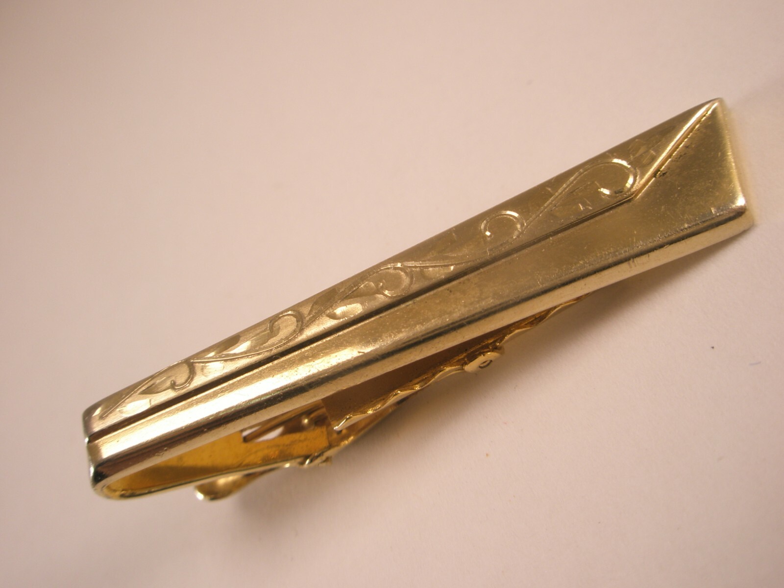1-13/16″ Vine Scrolled Gold Tone Plain Simple Vintage FOSTER BRAND Tie Bar Clip