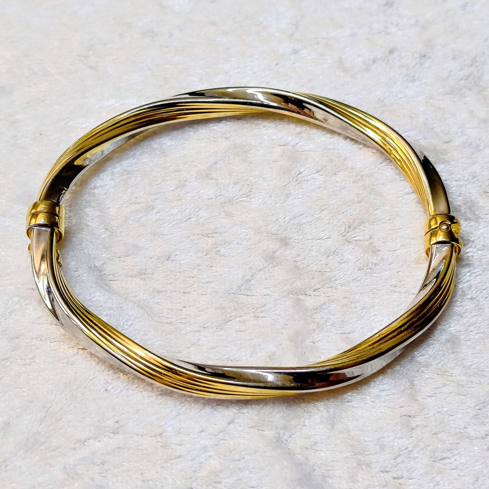 Stunning 9ct yellow & white gold twist hinged bangle with a locking clasp