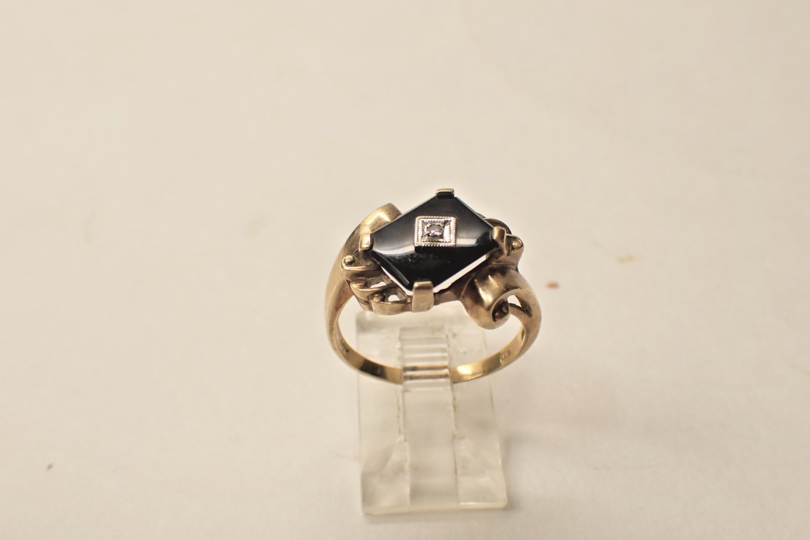 10 kt Yellow Gold Ring W Balck Onyx & Diamond Size 7.5 3 Grams