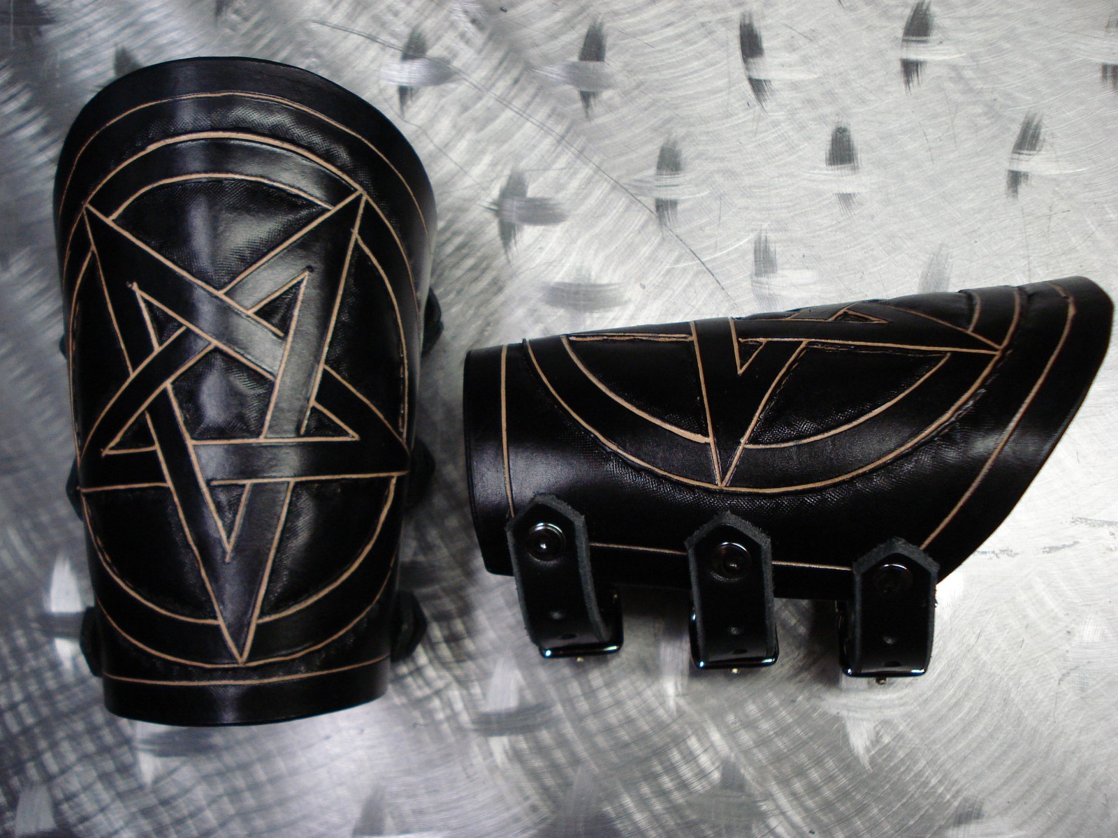 LEATHER LEATHER CARVED GAUNTLET…DEATH METAL…(MDLG0152)….BRUJERIA