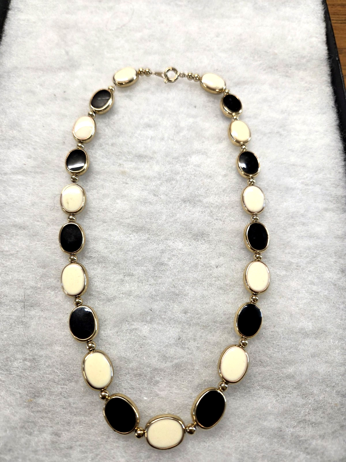 Vtg gold tone chain strung black cream 2 sided Necklace
