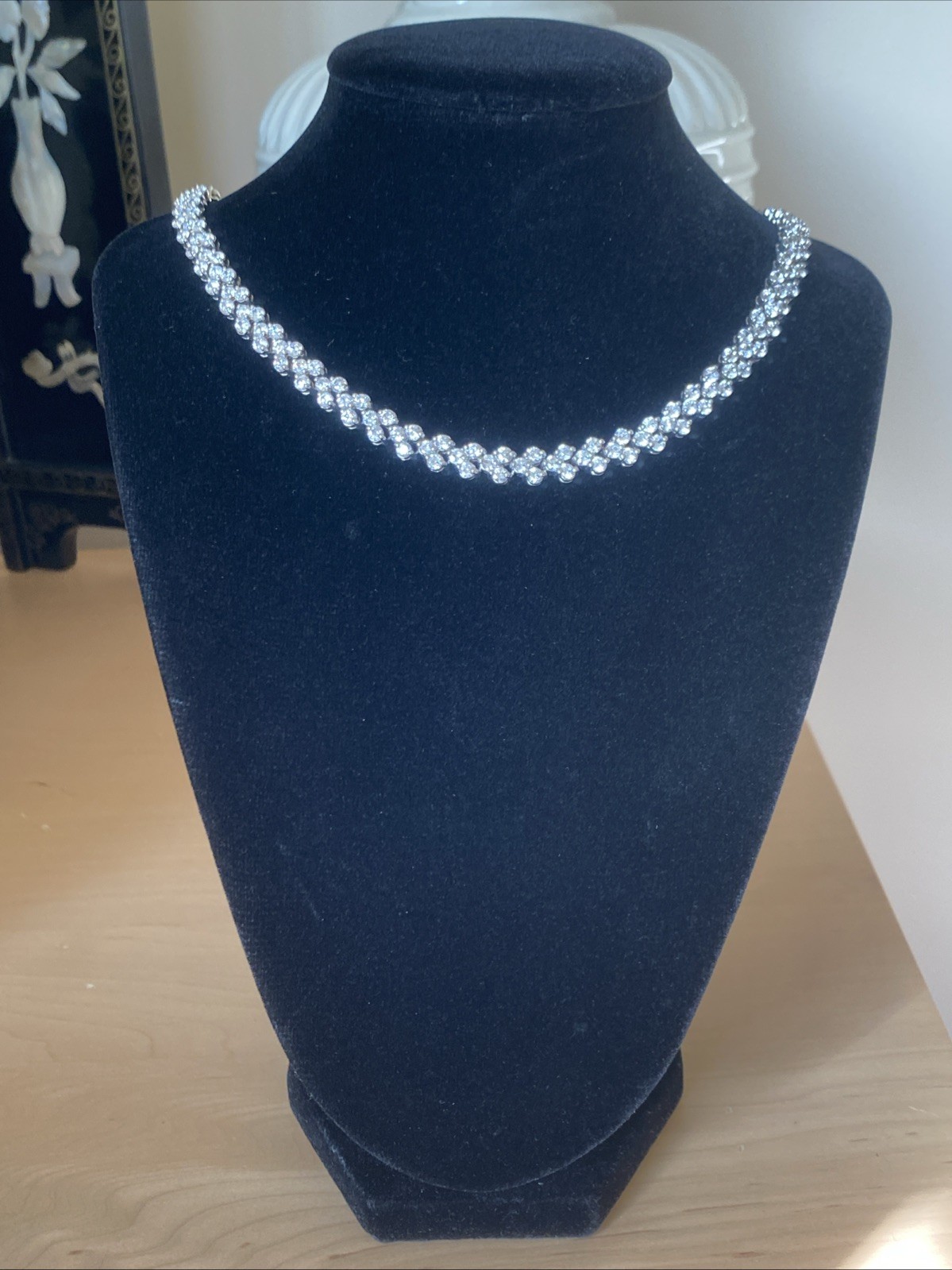 Vintage Necklace Art Glass Estate Jewelry Pre-Owned Rhodium Plated 16″ Choker