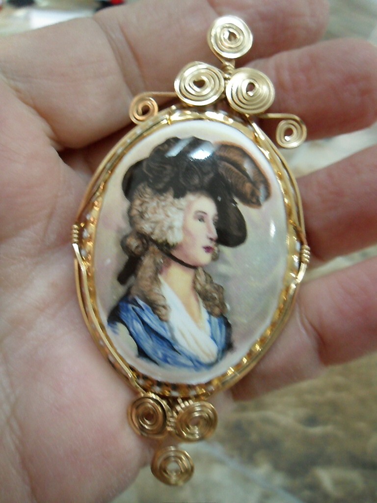 14kgf 1900 LADY ELEANOR FINE BONE CHINA ENGLAND PENDANT FOR NECKLACE;3.25 X1 5/8