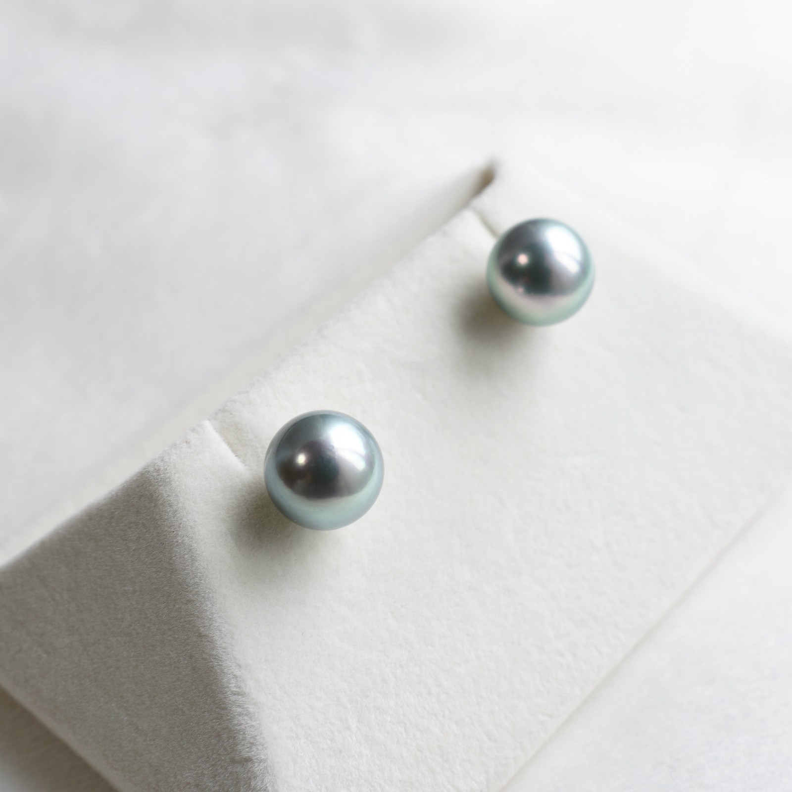 High Luster 8.7mm Round Gray-Blue Japanese Akoya Pearl Stud Earrings 18K Gold
