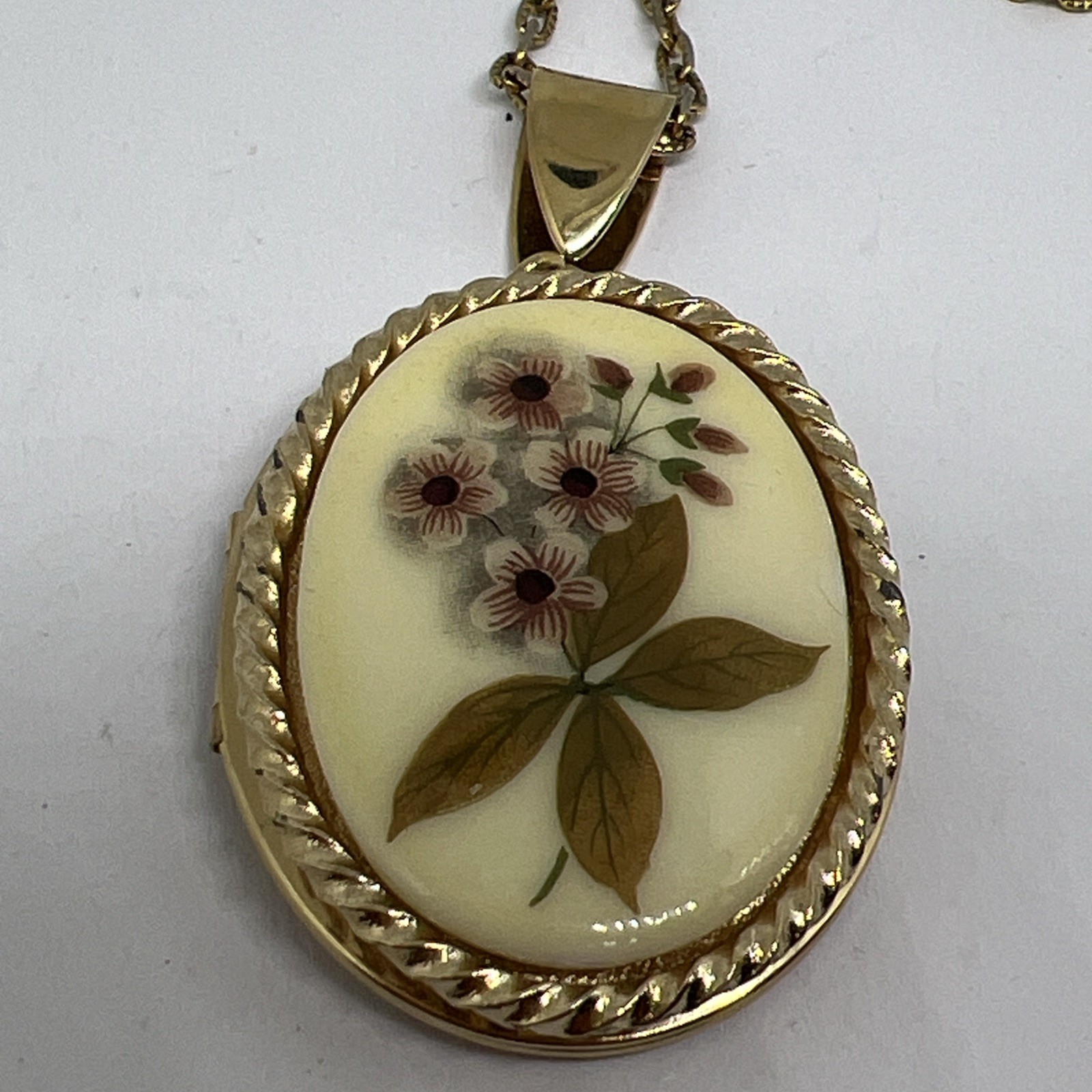 Vintage Romantic Floral Porcelain Locket 24” Necklace Gold Tone Photo Holder