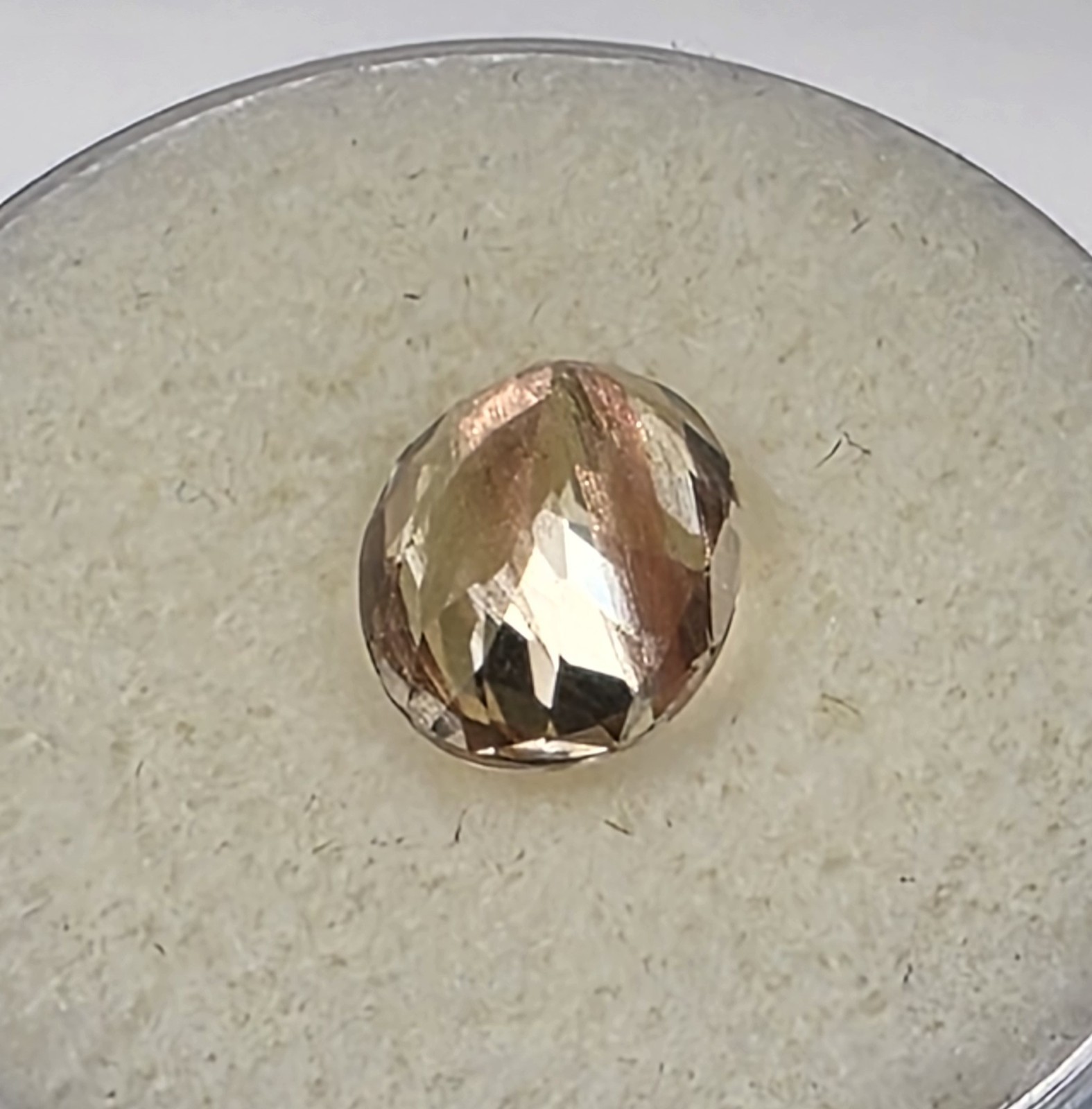 1.83 ct Oregon Sunstone –Oval Cut – Champagne with copper schiller