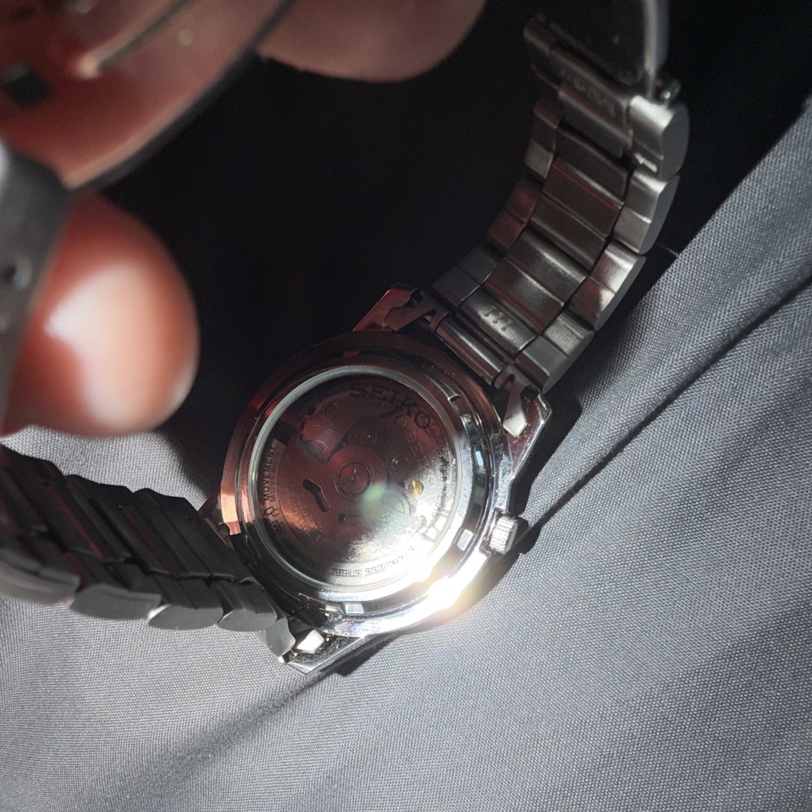 Seiko 5 Automatic 21 Jewels Day/Date Black-Red Dial Steel Bracelet