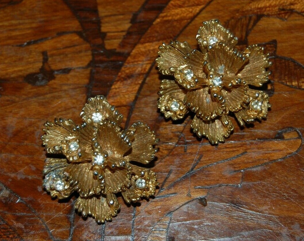 VTG MCM COUTURE GOLDEN FLOWING RIBBON FLOWER & RHINESTONE ACCENTS CLIP EARRINGS