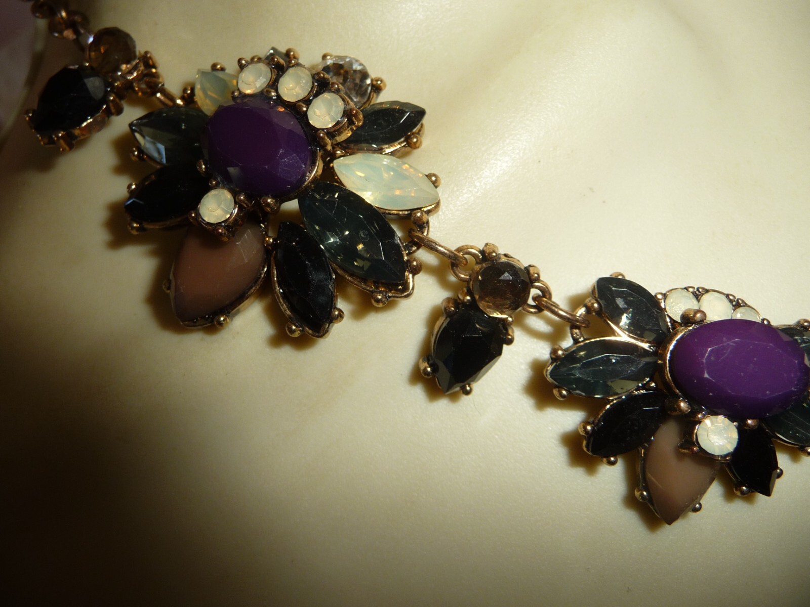 STATEMENT BLACK GRAY WHITE CLEAR STONES FLOWERS NECKLACE #204A