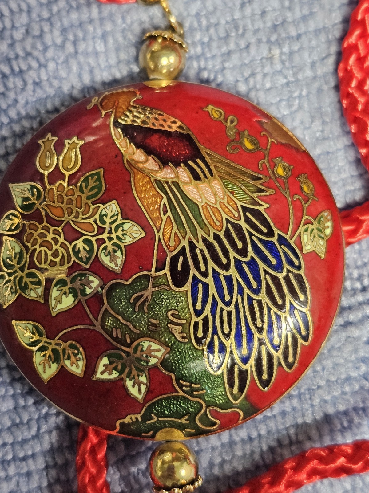 VINTAGE CLOISONNE COLORFUL PUFFY 2-SIDED PEACOCK FLORAL ROUND PENDANT W/24″ CORD