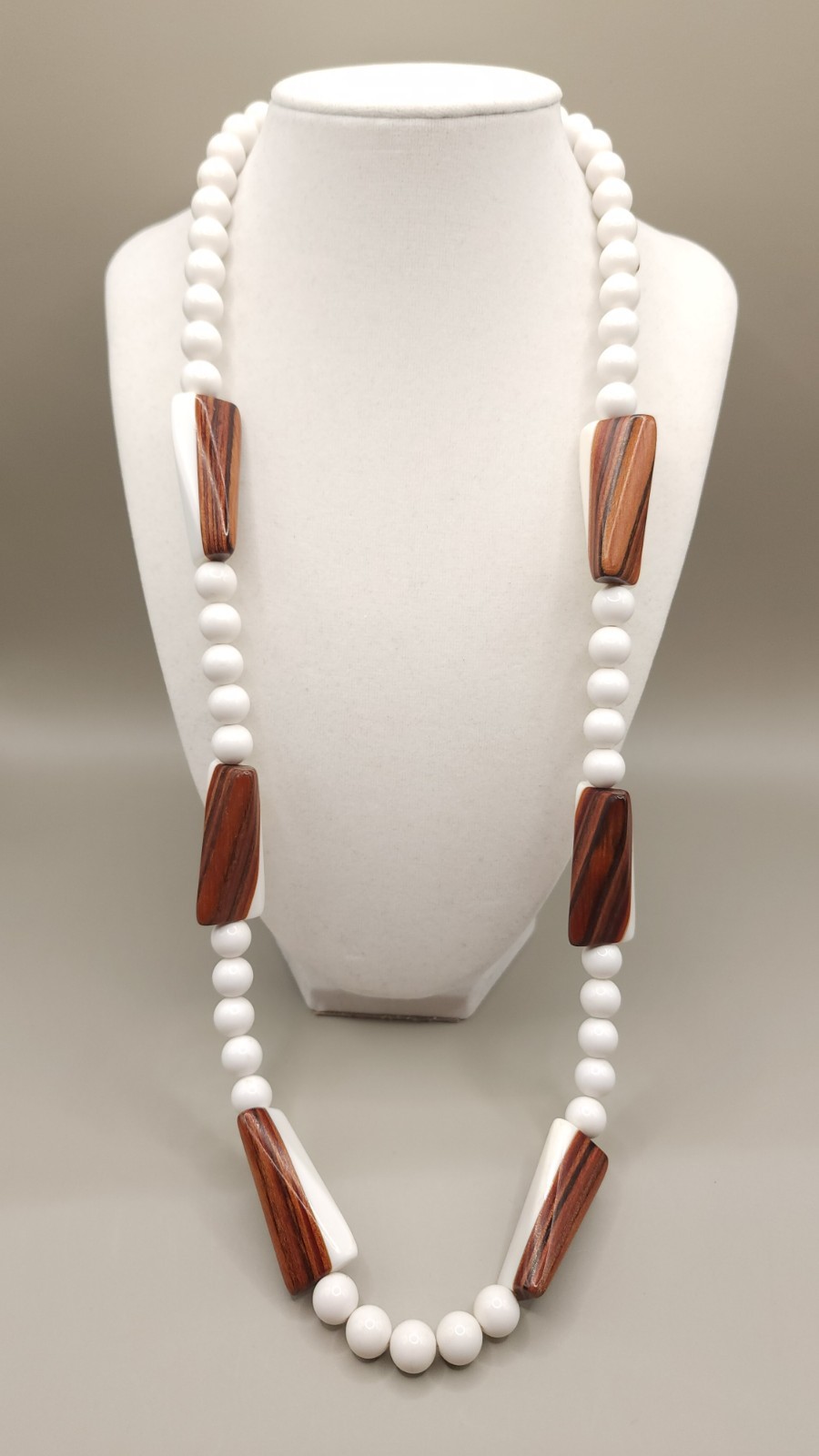 Vintage 1970s Mod White Lucite & Faux Wood Grain Station Bead Necklace 28″ 2.4oz