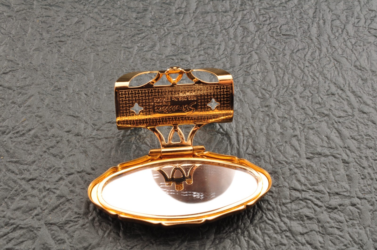 Near mint, England brand “Wedgwood” powder compact and LIP VIEW blue and blue.