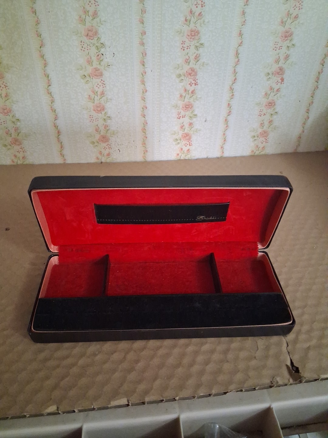 SHIELDS JEWELRY BOX BLACK RED VELVET LINED MEN’S ORGANIZER FOR CUFFLINKS & RINGS
