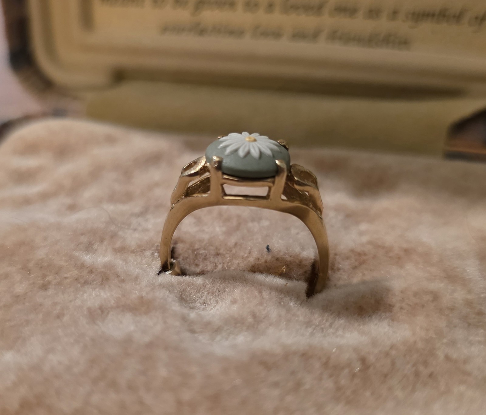 Vintage Wedgwood Jasperware Ring 14KT Gold Rare Sage Green Floral Cameo Sz 6