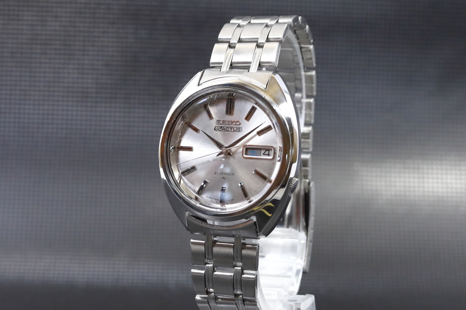 Vintage Seiko 5 Actus 7019-7070 Auto 21J Silver Sunburst Day-Date JDM