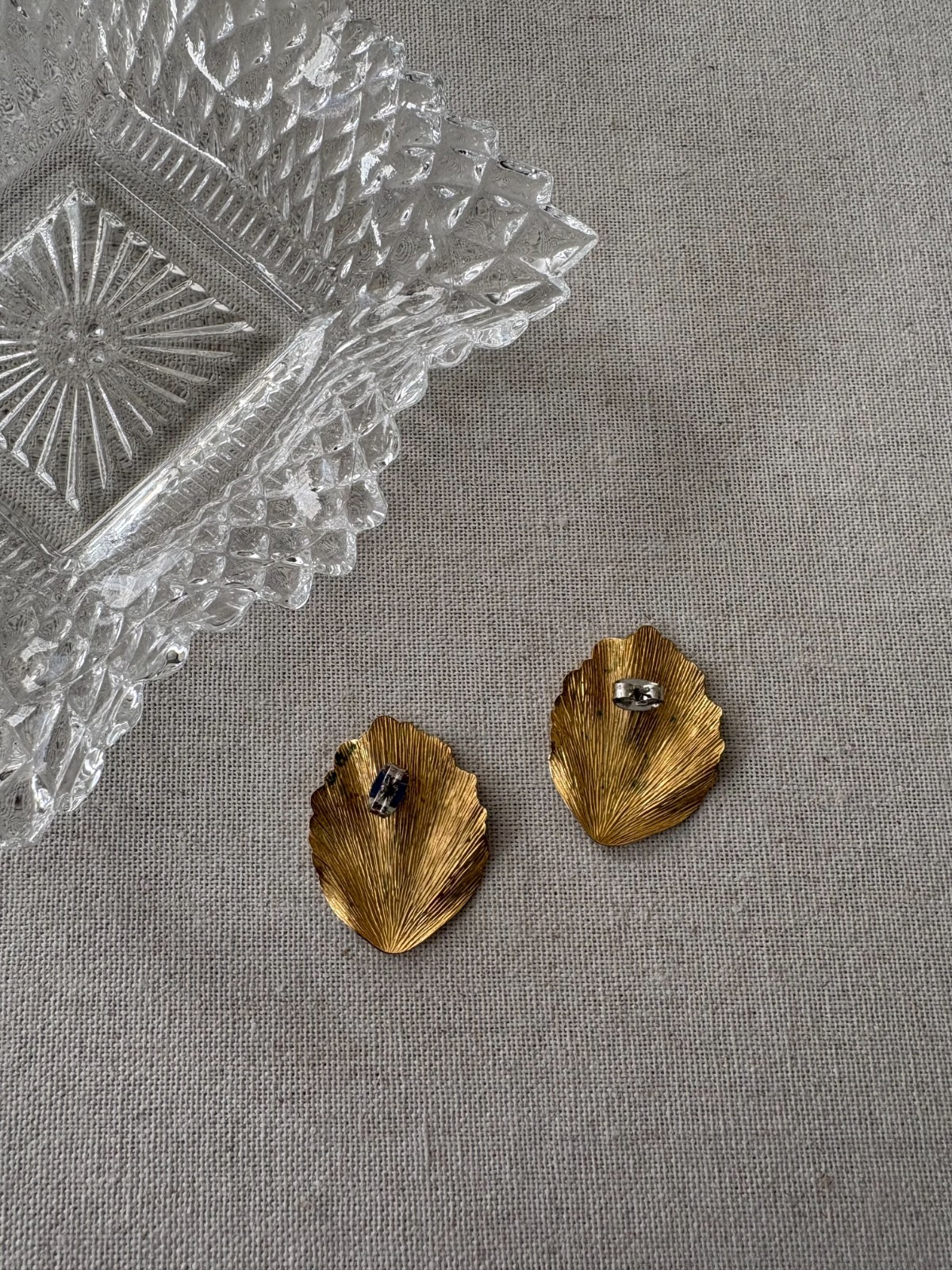 4pc Vintage Gold Tone Coastal Earring Set with Vintage Porcelain Jewelry Tray