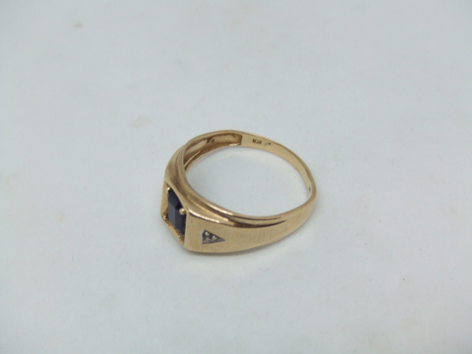 Men’s 10k y.g. onyx ring size 13.5