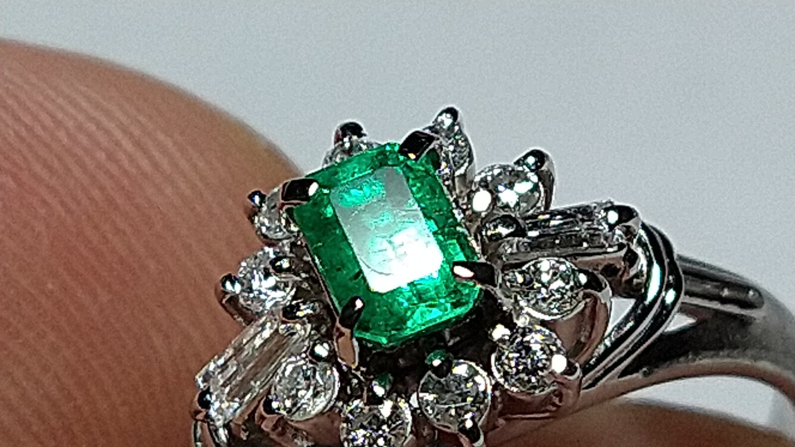 Solid platinum 0.57 carat natural emerald diamond ring 4.05 grams sz 4.75 pt900