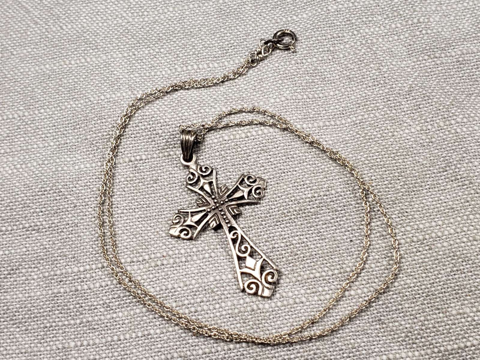 Beautifully Detailed Christian Cross 925 Sterling Silver Pendant & Necklace C41