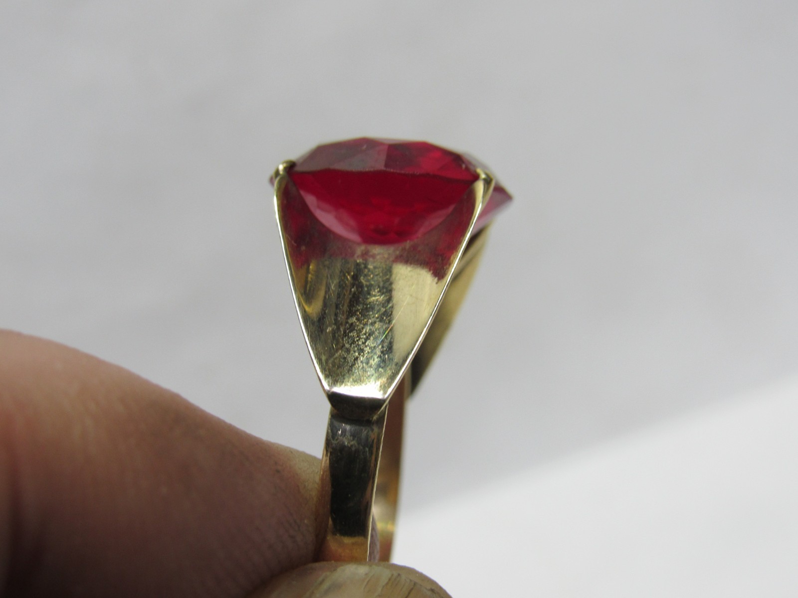 ROUND RED RUBY or sapphire 12.5 – 13 CARATS 14KT YELLOW GOLD MOUNTING RING