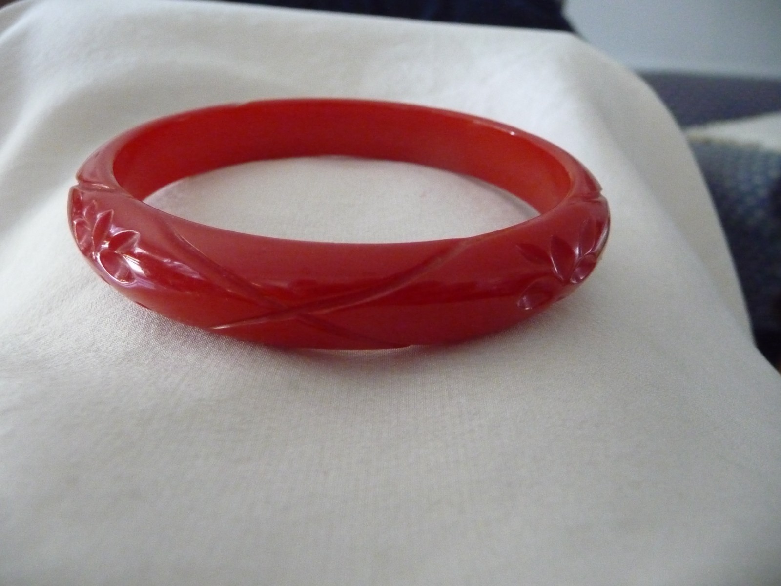 VTG BAKELITE CARVED RED BANGLE 1/2” W BRACELET #29/12