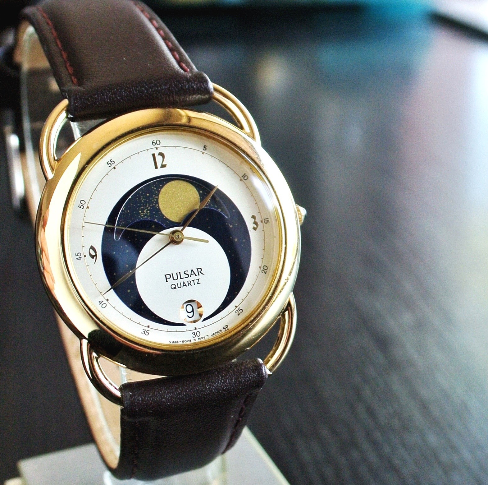 VINTAGE PULSAR SEIKO DATE ELEGANT MOON PHASE QUARTZ MEN’S GOLD BROWN DRESS WATCH