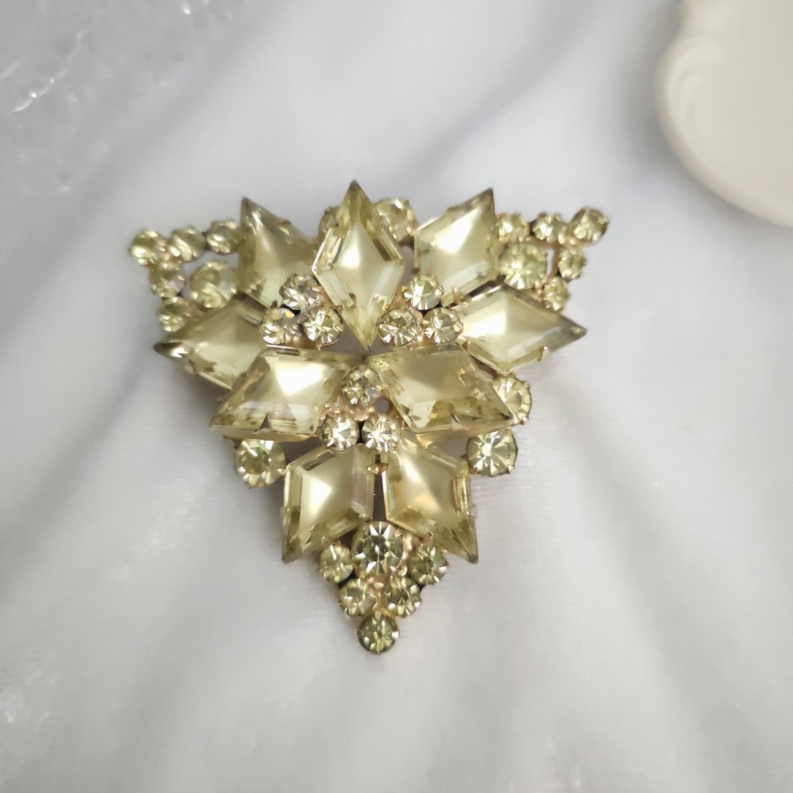 Vtg JULIANA D&E Yellow Jonquil Frosted Kite Rhinestone Set Link Bracelet Brooch