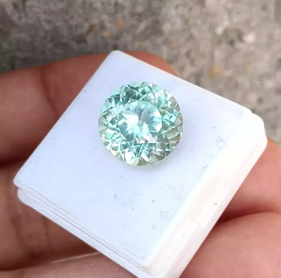 Natural Flawless Ceylon FL Green Parti Sapphire 10.1 Ct Round Cut Loose Gemstone