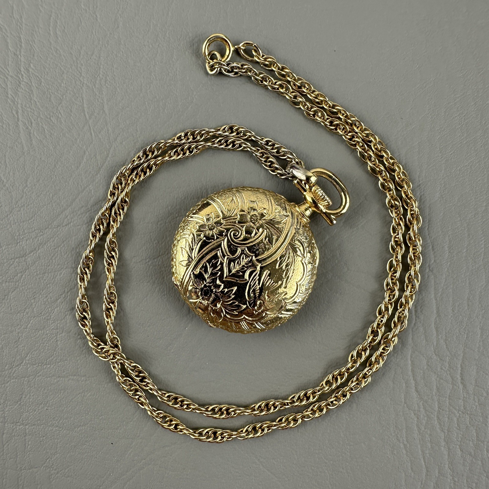 Vintage Locket Pendant Necklace Gold Tone Floral Engraved Round 25 “