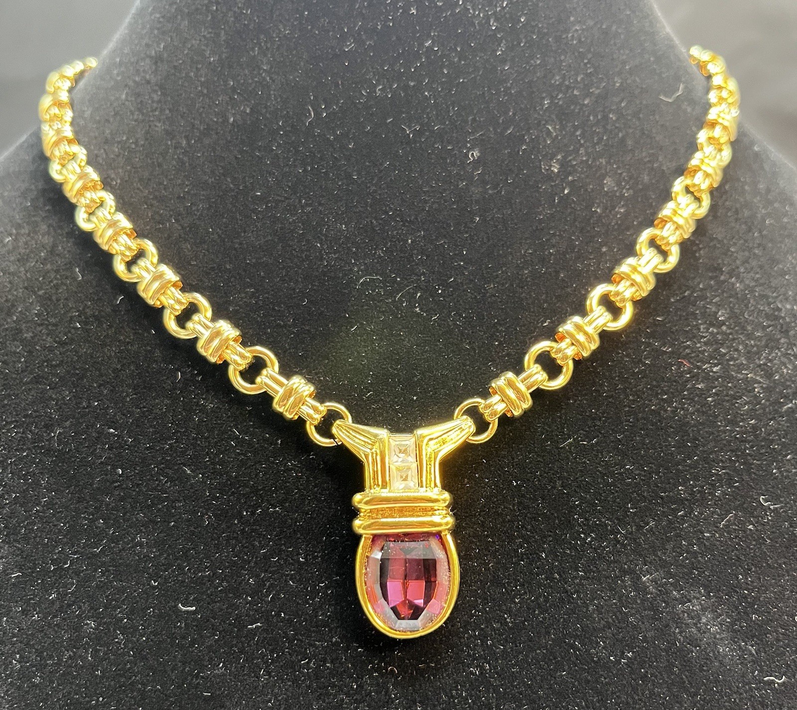 VTG ELIZABETH TAYLOR for Avon Glass Purple Amethyst Necklace Gold Tone 18” J26