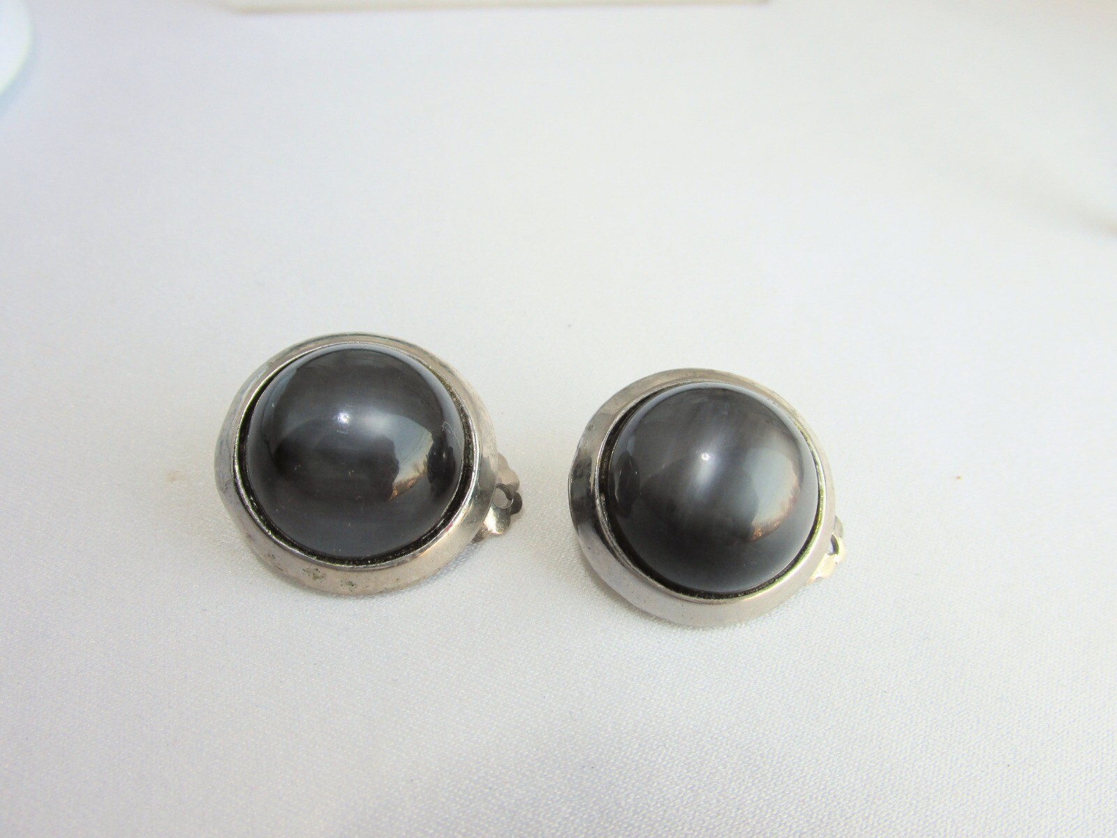 VTG 1928 Jewelry Co Luminous Charcoal Gray Moonglow Earrings Clips Silver Plate