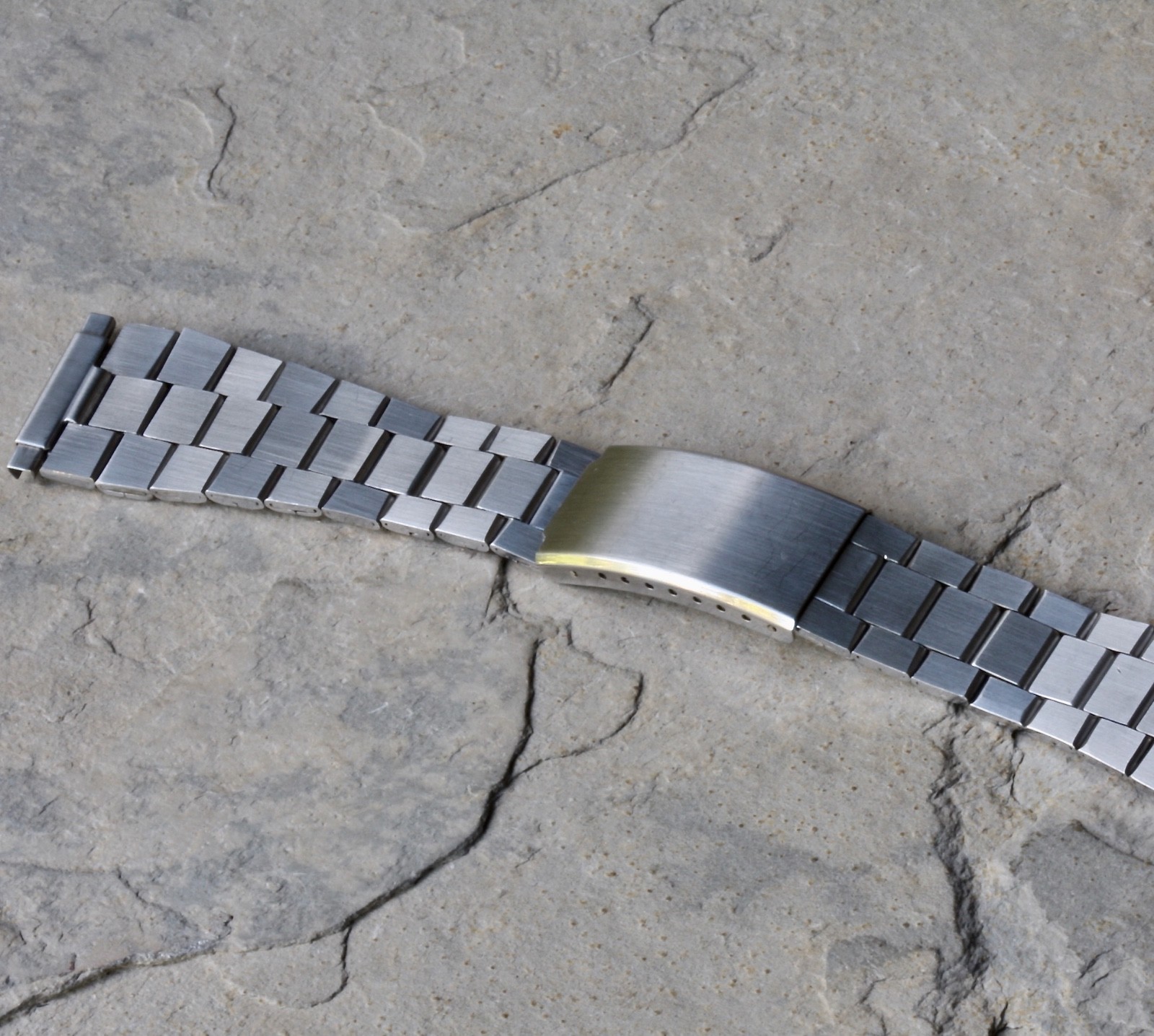Flat-link vintage steel watch band ends adjust 16mm to 22mm last link 22mm wide