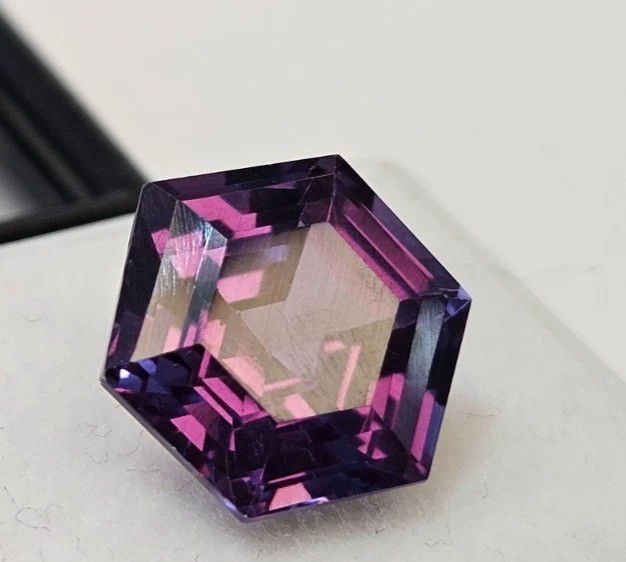 Alexandrite Colour Change Hexagon Cut 8+ Ct Natural Loose EGL Certified Gemstone
