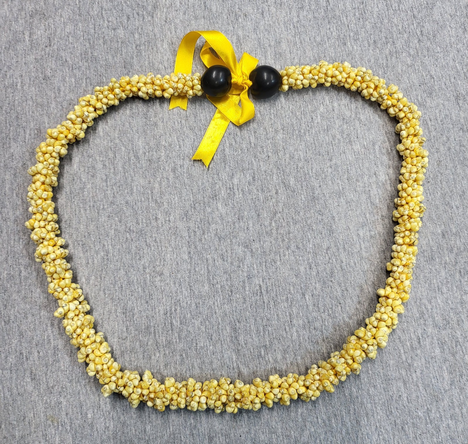 Vintage 32″ Iridescent Yellow Mongo Shell Lei Necklace Thick