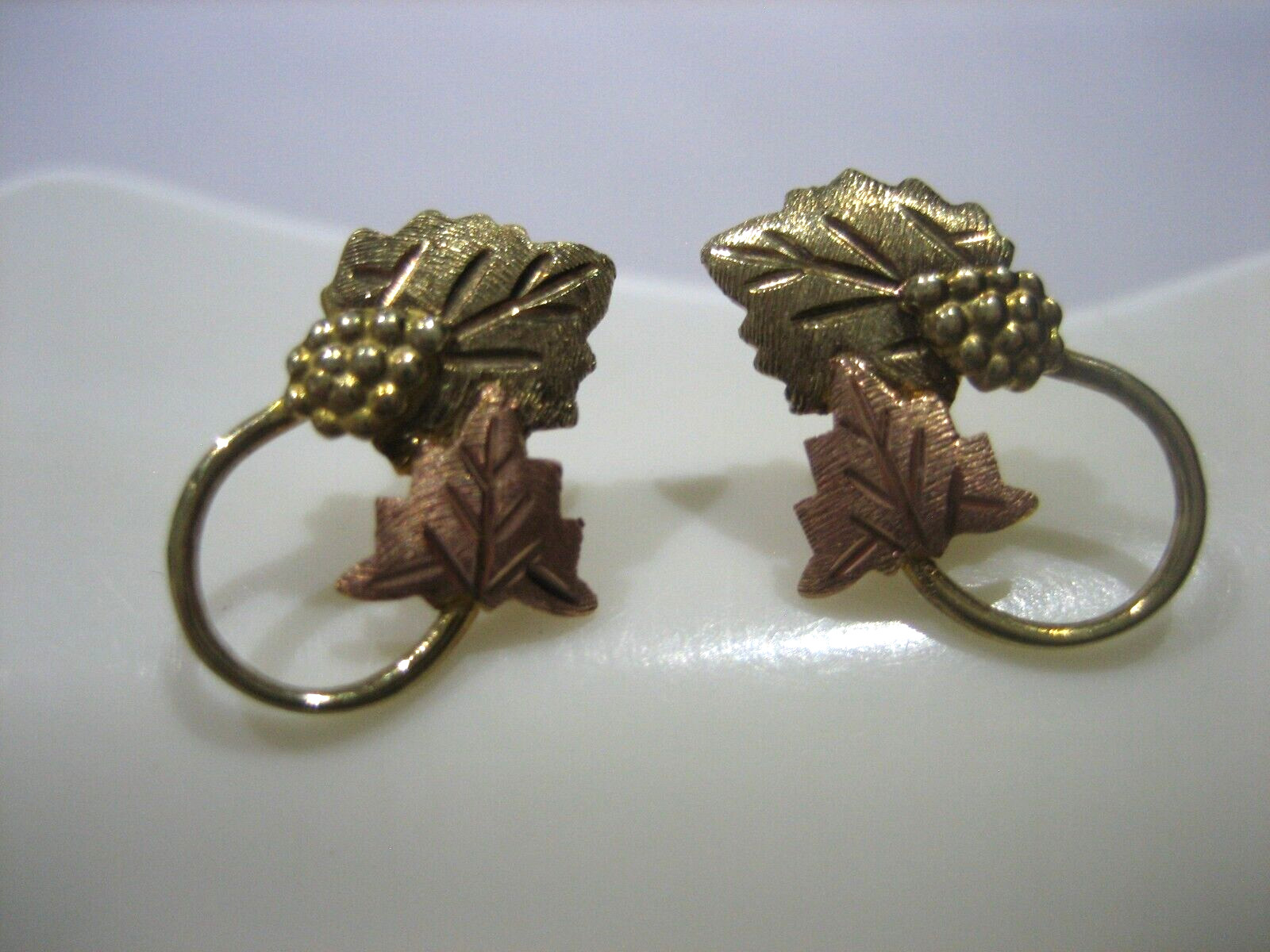 VINTAGE 10K Multi-Tone Gold Black Hills Leaves & Grapes Stud Earrings 2.4 GRAMS