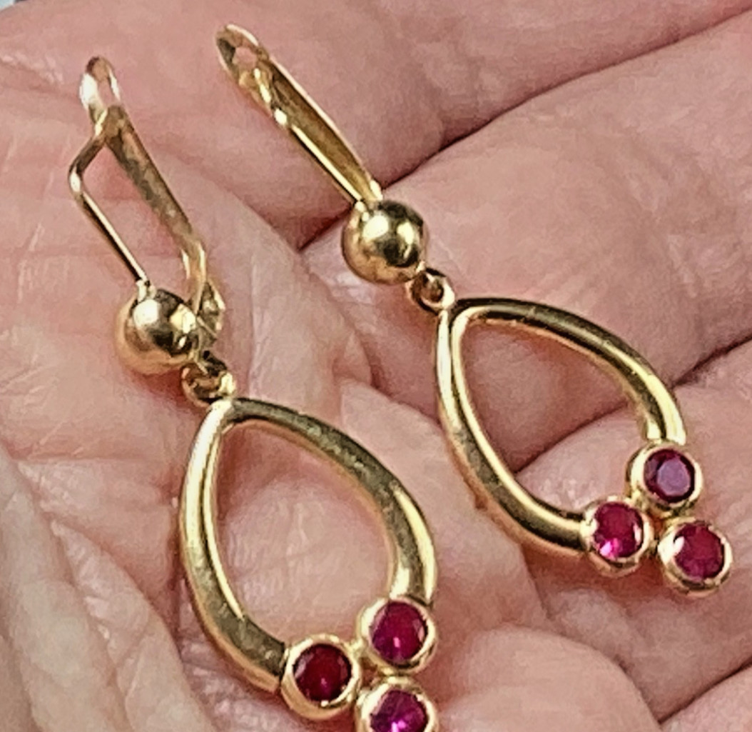 VINTAGE 18K MARKED 750 RUBY EARRINGS DROP TANGLE 1.5 INCHES LONG 3.2 GRAMS