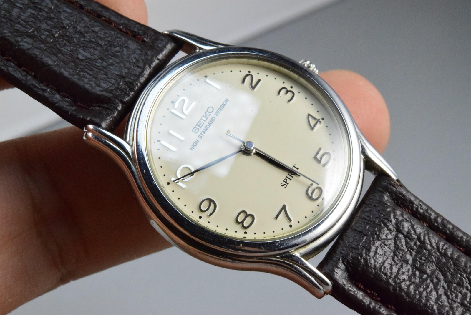 Vintage watch Seiko Contemporary Basic 5E31-6A10 Creamy Men Quartz Round 32mm