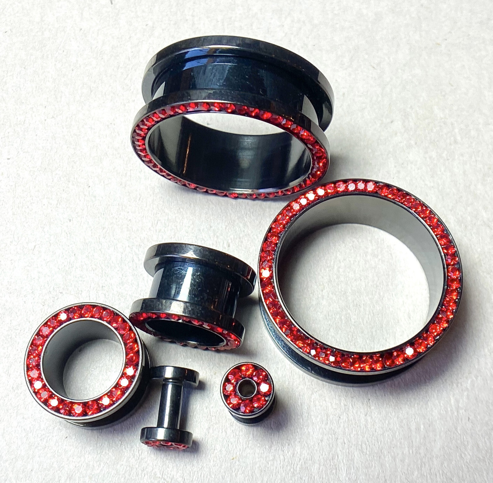 PAIR Red Gem Rimmed Screw Fit Tunnels Black Titanium Steel Plugs Earlets Gauges