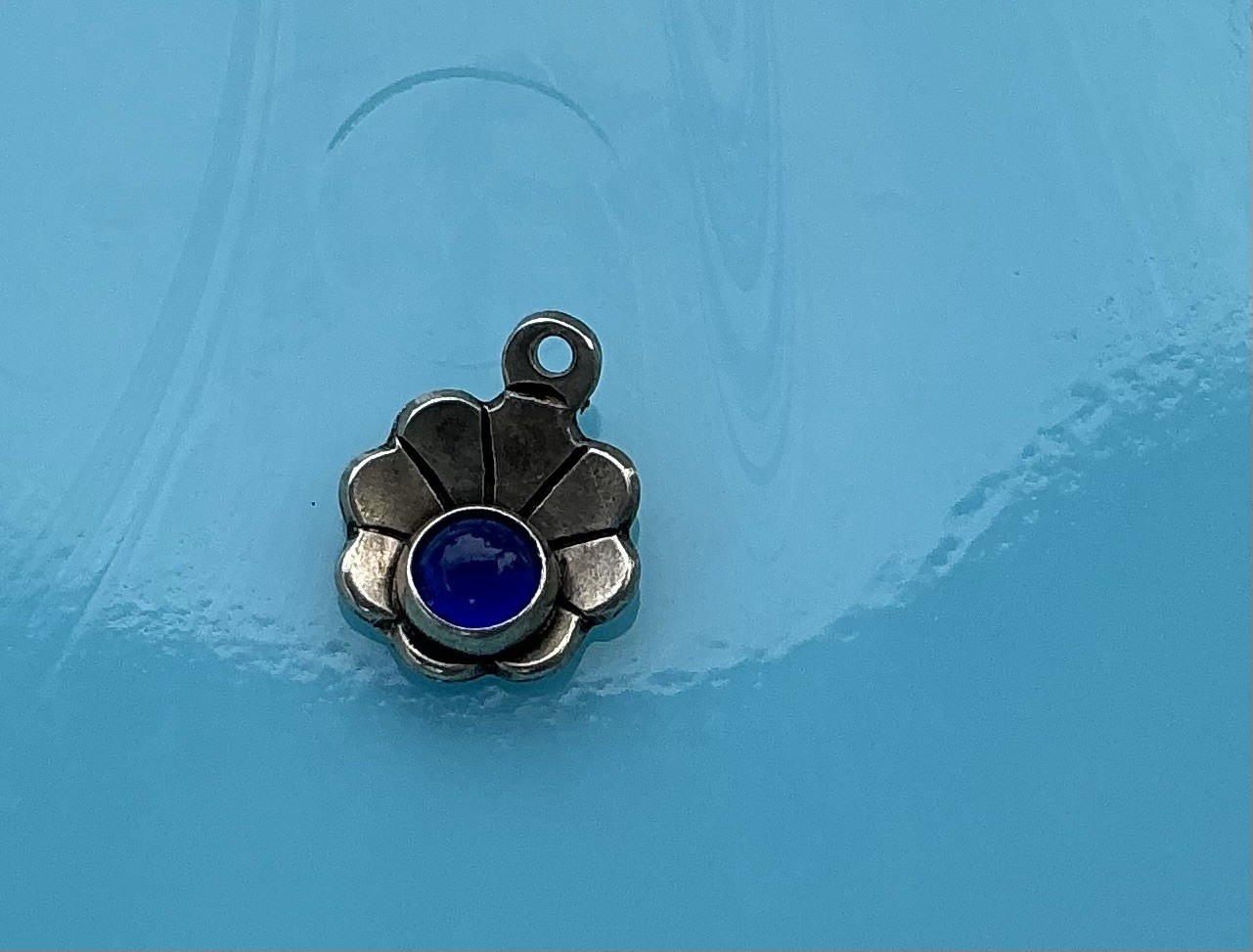 925 Sterling Silver Tiny Blue Sapphire Shell Shaped Charm September Birth .5g