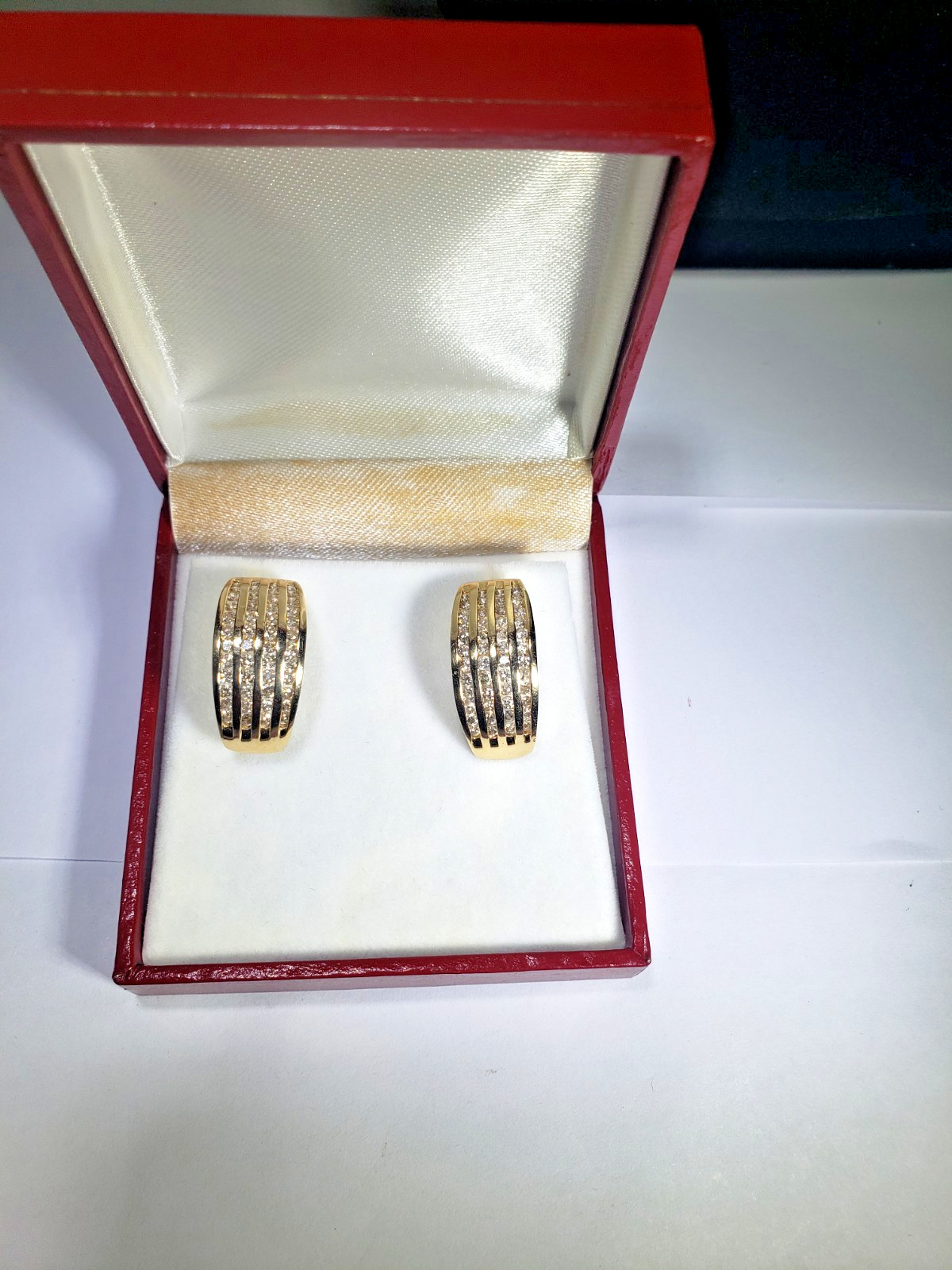 14 KT YELLOW GOLD 96 DIAMOND EARRINGS APPROXIMATELY 2.88 CTS CHANNEL SET