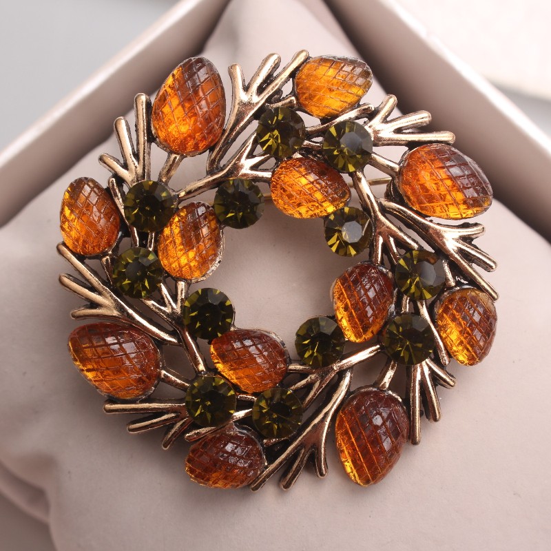 Vintage Pinecone Wreath Brooch: Unique Jewelry Accessory for Ladies,Perfect Gift