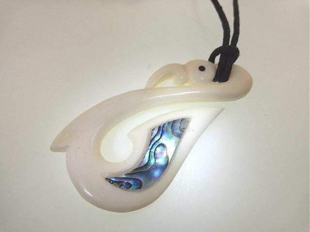 27MM HAND-CARVED MAORI MANAIA WATER BUFFALO BONE PAUA ABALONE FISH HOOK NECKLACE