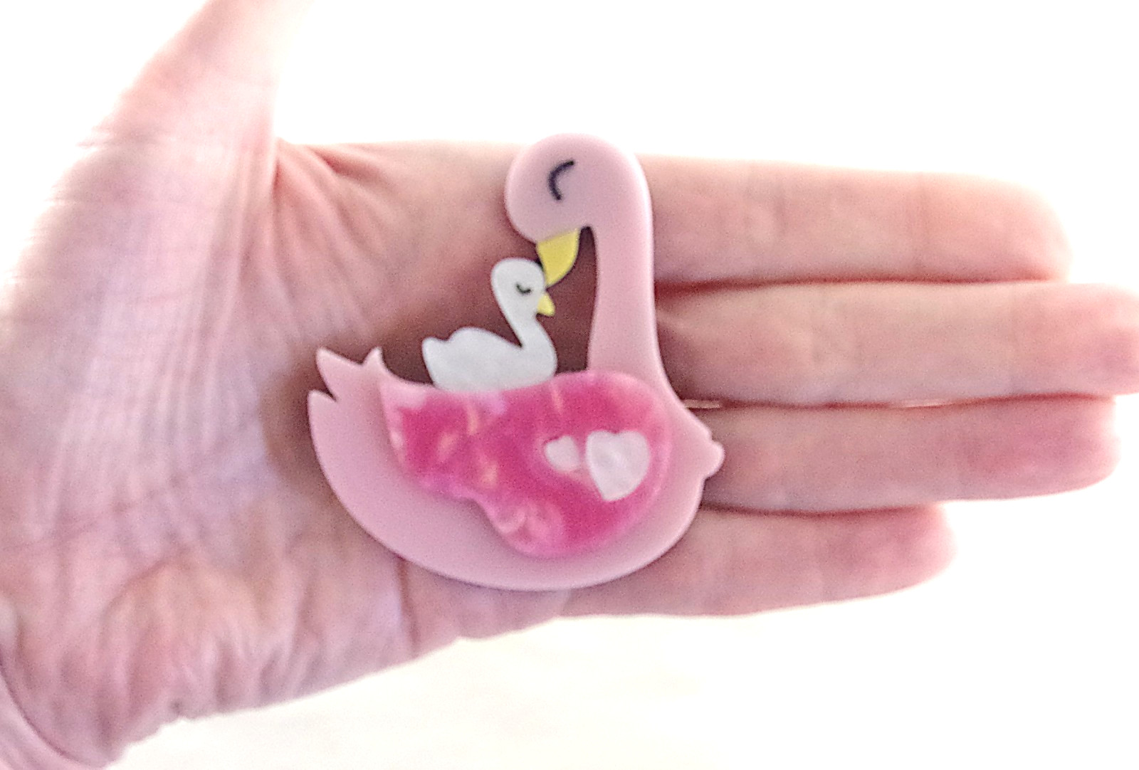 Cute! 2.5″ NWOT MOTHER & BABY SWAN BIRDS LAYERED ACRYLIC MOTHER’S DAY BROOCH PIN