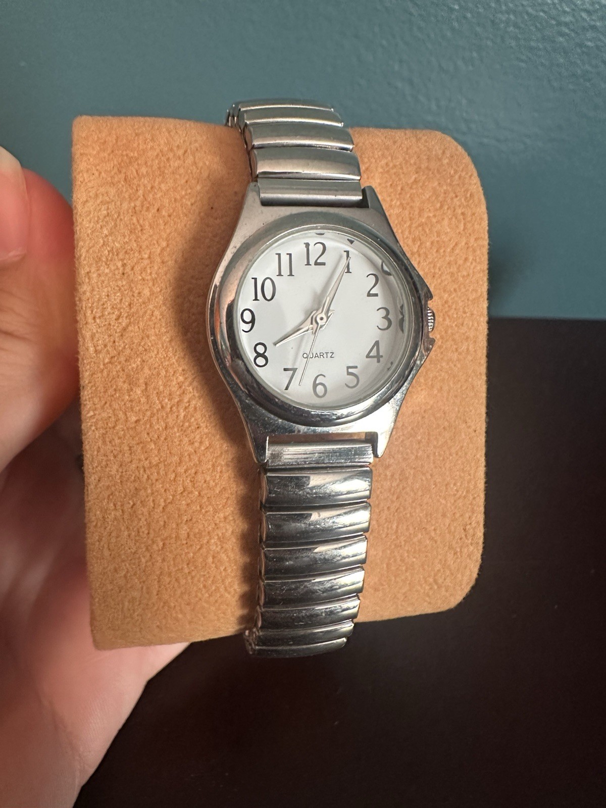 Vintage Quartz Analog Wristwatch Silver-Tone Stretch Bracelet White Dial 30M