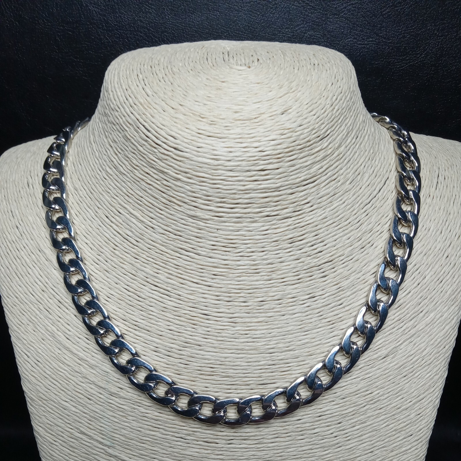 Vintage Jewelry Silver Tone Chain Necklaces Whit Safety Chain. 8468