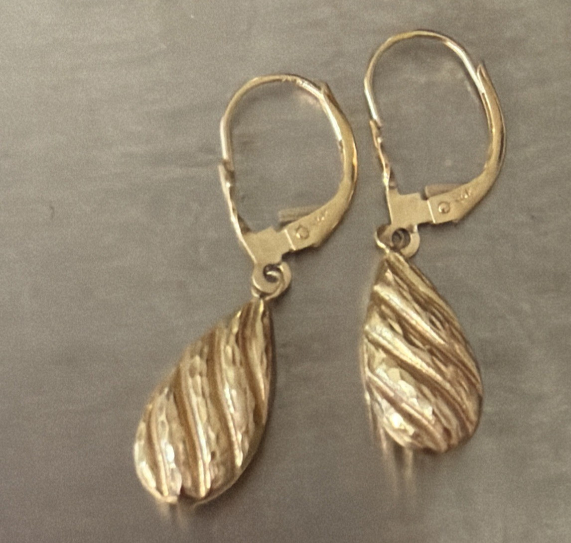 Beautiful Stamped 14K Dangly Yellow Gold Pierced Earrings 1″ 1.4 grams