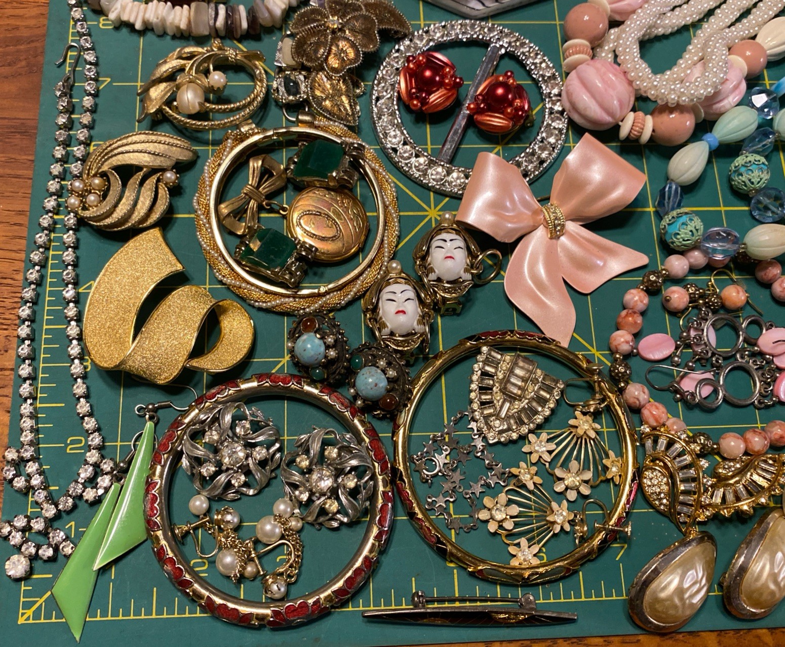 4.5 Lb Vintage Costume 70 Pc Jewelry Lot Mix Box Wearable Pieces Estate Auctions