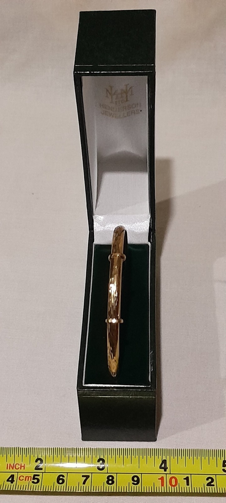 LARGE 9ct Gold ‘ADULT’S EXPANDABLE DIAMOND-CUT’ 8 inch Round BANGLE. 4.40 grams
