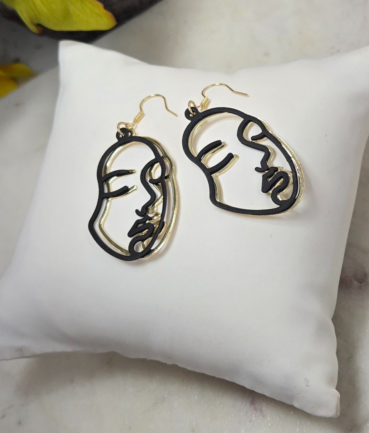 Modern Face Outline Earrings – Artistic Line Art Dangles, Contemporary Jewelry 2