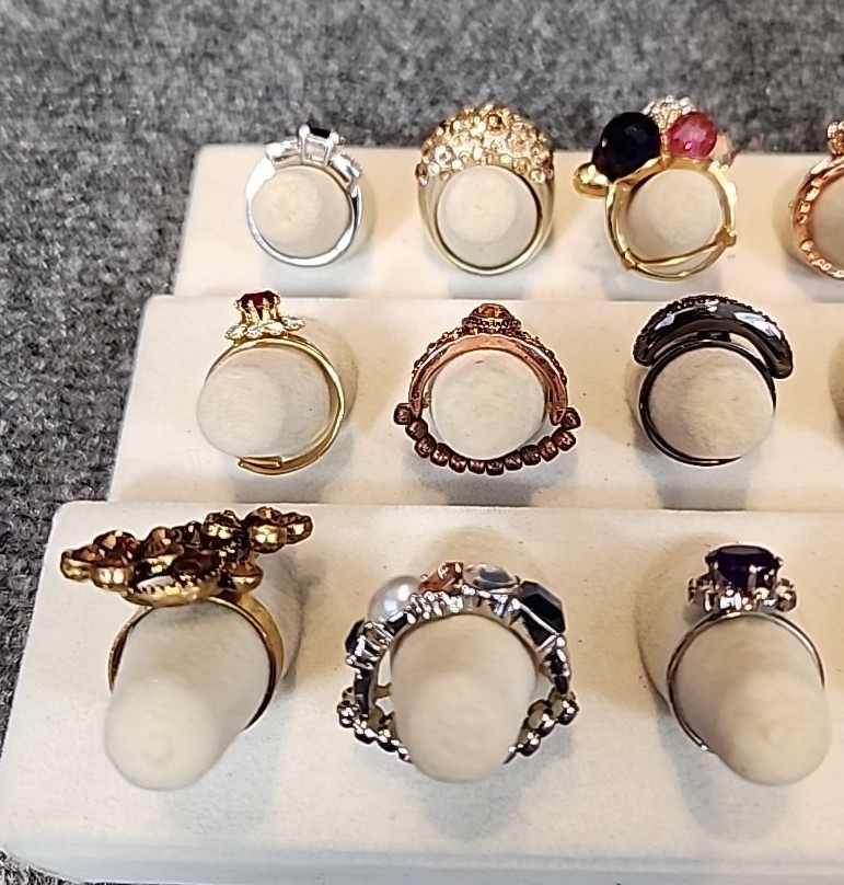 Jewelry 18 Rhinestone Rings Adjustable Sized Stretch Multi-Colored Bands Lot#262